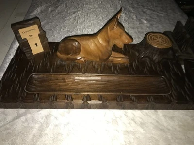 RARO Antiguo PASTOR ALEMÁN Tallado Bosque Negro Madera ESCRITORIO Set INKWELL Calendario Foto 1 de 4