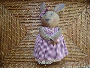 Primitive Hase Puppe rustikal Stern kariert rot Kleid Blumen Bauernhof Landhaus Deko - Bild 1 von 8