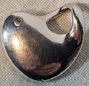 Ein Anhänger in Herzform aus Sterlingsilber und Diamant - Bild 1 von 6