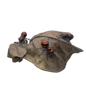 Harz Blatt Skulptur mit roten Ameisen Figur Natur Kunst Wohndeko Insektenständer - Bild 1 von 19