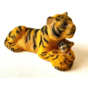 Juguete Vintage Flocado Mamá Tigre y Cachorro, 6.5" Largo, Abrigo Difuso, Hecho en China, - Imagen 1 de 6
