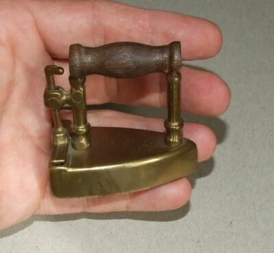Ancien petit fer à repasser en laiton Jouet pour enfant - B4 - Photo 1/4