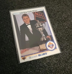 1990-91 Upper Deck - #203 Brett Hull Lady Byng Trophy Winner St. Louis Blues - Picture 1 of 3