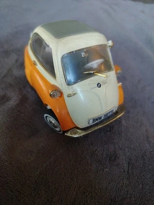 Coche modelo Revell escala 1/18 08912 - BMW Jsetta 250 - naranja/crema Foto 1 de 4
