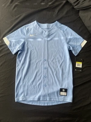 全新带标签 Nike Athletics Big Kids(男孩)Dri-FIT 棒球球衣纽扣 T 恤 — 第 1/2 张图片