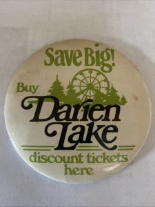 Vintage Pinback Button Darien Lake Save Big! 2,75 Zoll Metall  - Bild 1 von 3