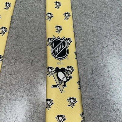 Corbata de seda Vineyard Vines Pittsburgh Penguins dorada mini logotipo N H L Foto 1 de 4