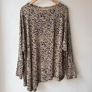 LOU LOU Australia Susie Oversized Asymmetrical Bamboo Top Brown Leopard One Size - Bild 1 von 12