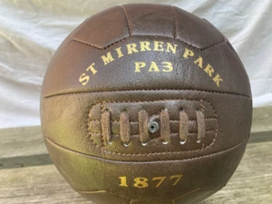 St Mirren antico espositore in pelle stile calcio con ST MIRREN PARK PA3.  - Foto 1 di 2