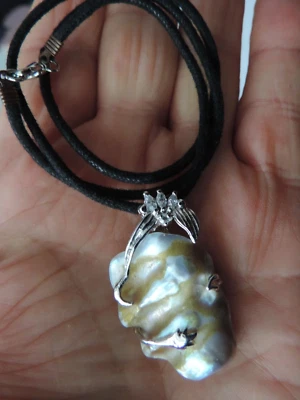 Colgante enchapado en oro blanco de 14 quilates con perlas + cordón largo de 16" pulgadas Foto 1 de 4