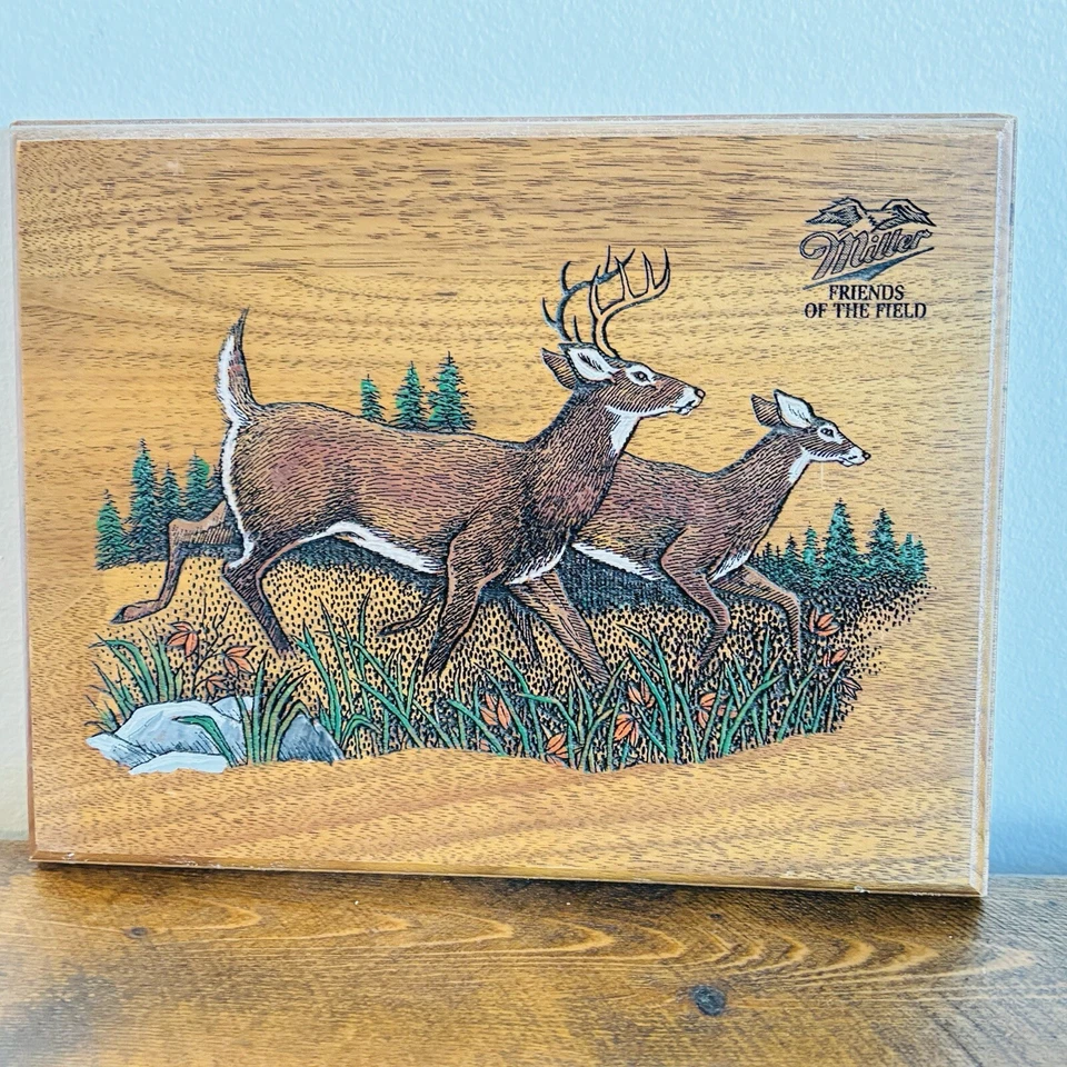 Placa de madera grabada Miller Beer Friends of the Field ciervo Foto 1 de 4