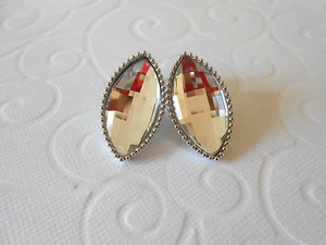 Boucles d'Oreilles Amande de Verre 2,7 cm Modèle Clous - Imagen 1 de 1