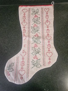 Vintage Embroidered Candlewick Christmas Red and Green Hearts and Holly 20" - Picture 1 of 5