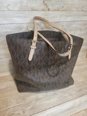 Bolso de Mano Michael Kors Jet Set Signature Marrón Logo MK Foto 1 de 4