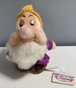 Peluche Blancanieves Coleccionable Enano Dormido Parques Disney Store De Colección Difícil de Encontrar Púrpura Nuevo con Etiquetas - Imagen 1 de 12