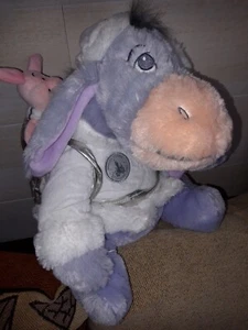 Aw /Peluche Bourriquet Manteau Blanc & Hotte + Porcinet Disneyland Ed. Limitée - Photo 1/12