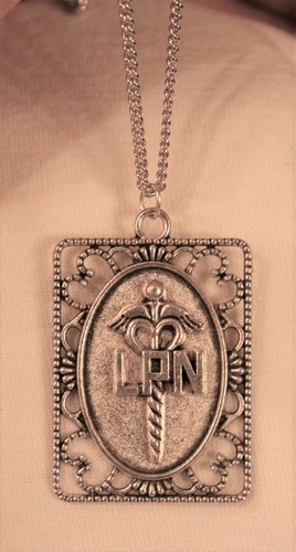 HERMÈS Collana Caduceo Infermiera Pratica Licenza LPN Rettangolare Girocollo Aperto Striking