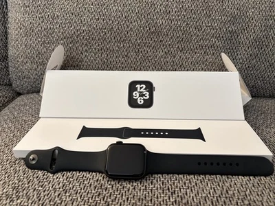 Apple Watch SE 44mm Aluminiumgehäuse Space Grau mit Sportarmband  - Bild 1 von 4