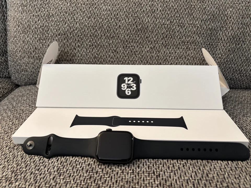 Apple Watch SE 44mm Aluminiumgehäuse Space Grau mit Sportarmband  - Bild 1 von 4