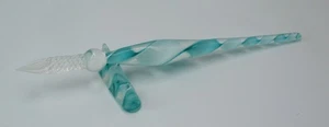Penna a immersione in vetro artigianale con calligrafia vortici bianchi blu 7" con poggiapenne - Foto 1 di 6