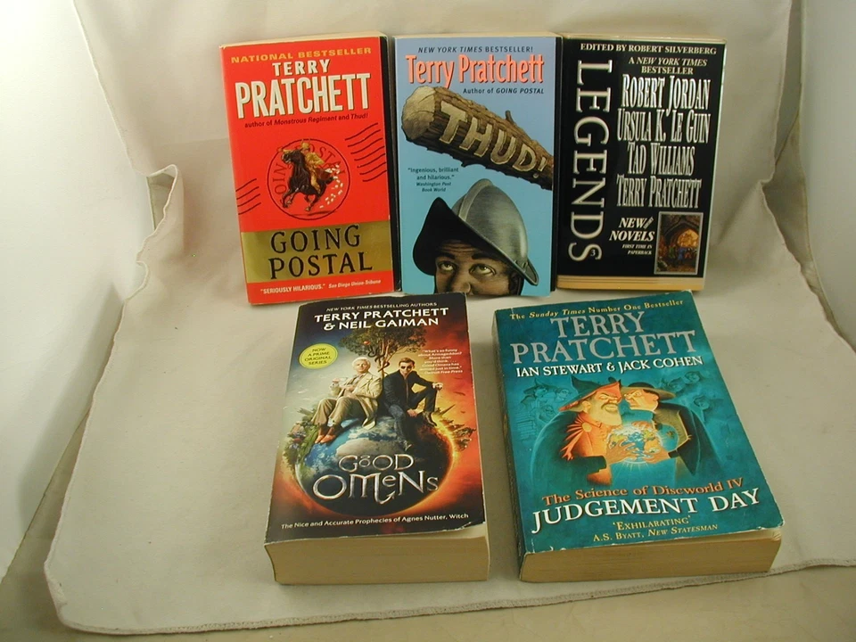 Terry Pratchett 5 Discworld Books Going Postal + 4 Humorous Fantasy Foto 1 de 1