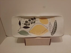 Bandeja de madera para servir con motivo de limón y hojas pintadas a mano 15" x 6,5" - Imagen 1 de 4