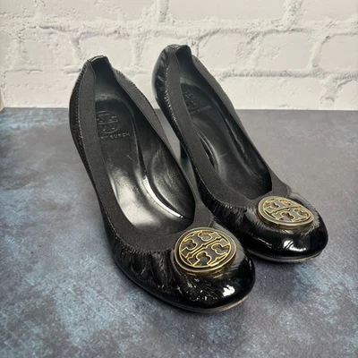 Tacones Tory Burch Caroline charol logotipo dorado talla 9 Foto 1 de 4