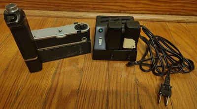 Unidad de motor Nikon MD-2 con cargador de batería MB-1 para cámara fotográfica Nikon F2 Foto 1 de 4