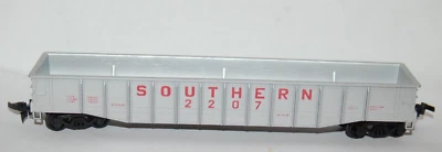 ГОНДОЛА HO SCALE SOUTH 2207 LIMA СЕРЕБРИСТАЯ С ГРУЗОВИКАМИ И СЦЕПКАМИ БЕЗ НАГРУЗКИ ЧИТАЙТЕ - Изображение 1 из 4