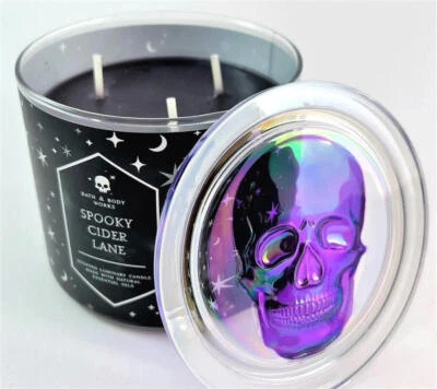 Bath & Body Works Halloween Spooky Cider Lane 3 Mechas Vela Calavera Tapa de Vidrio Foto 1 de 4