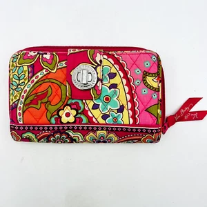 Cartera Vera Bradley Turn Lock: verde azulado cachemir, rosa, flores amarillas con forro rosa - Imagen 1 de 7