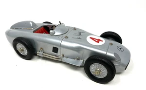 Märklin 1102, Mercedes Benz Nr.4, Rennwagen Silberpfeil Blech, W196 mit Schlüßel - Bild 1 von 9