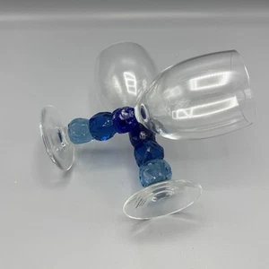 2 vasos de vino Riverside Studios hechos a mano únicos con acento de tallo azul vajilla EE. UU. - Imagen 1 de 9