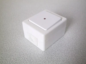 KOPP Wechselschalter beleuchtbar (Linse rot) AP FR STANDARD arktis-weiss (IP44) - Bild 1 von 1