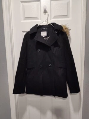 Chaqueta negra con capucha ribete de piel sintética para mujer Nautica 60 % lana talla mediana usada en excelente estado Foto 1 de 4