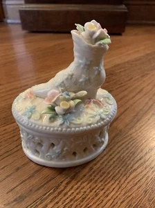 CAJA DE BARATIJAS DE COLECCIÓN ESTILO CAPODIMONTE ""TAPA DE BOTAS FLORALES DE PORCELANA"" BASE PERFORADA OVALADA - Imagen 1 de 8