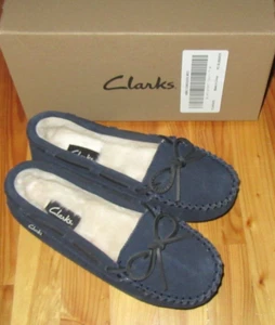 Clarks NIB 7M Navy Cozy Suede Upper Faux Fur Slipper Slip Resistance Womens CUTE - Picture 1 of 7