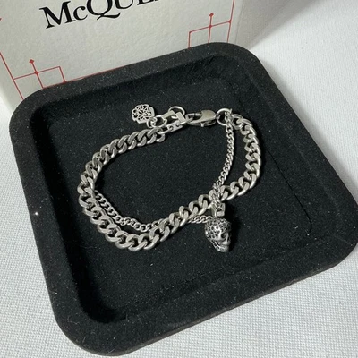 Pulsera calavera plata Alexander McQueen Foto 1 de 3
