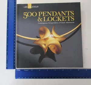500 Anhänger & Medaillons: Moderne Interpretationen klassischer Verzierungen [500 - Bild 1 von 1