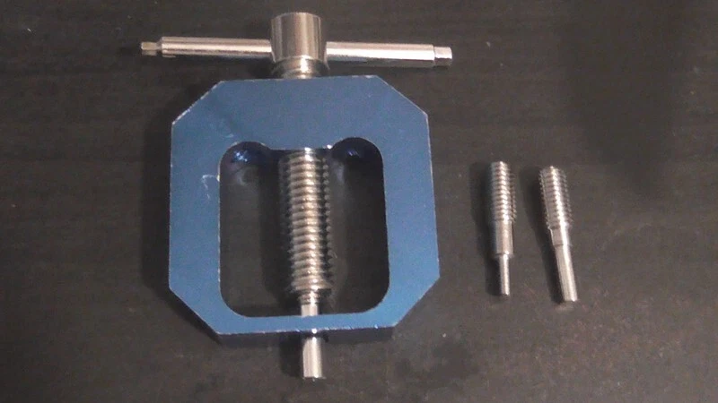 Estrattore per togliere le ruote delle loco con problemi di ingranaggi - Immagine 1 di 1