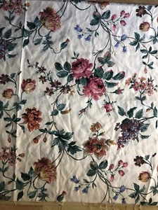 Aplicación de rayón y acetato de tela floral 5th Avenue Designs 44""x67"" rosas de cabaña - Imagen 1 de 5