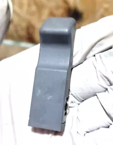 03-06 HONDA ELEMENT CERRADURA PUERTA RETENEDOR PESTAÑA TIRÓN CLIP RECORTE BOTÓN PERNO GRIS GRIS - Imagen 1 de 2