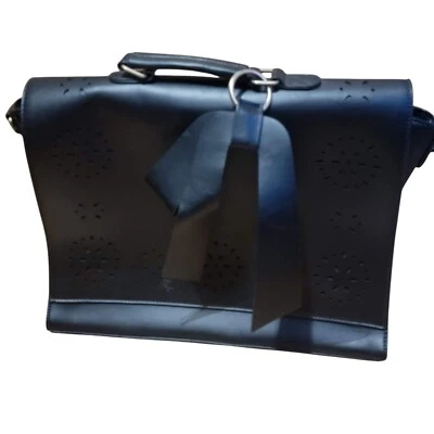 Bolso de hombro Ecosusi de cuero celosía negro con acento de lazo Ecosusi Foto 1 de 4