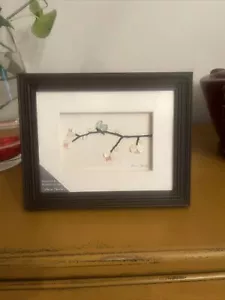 Marco Sharon Nowlan Pebble Art “Flores y alas de mariposa” 10” X 8” Nuevo - Imagen 1 de 3