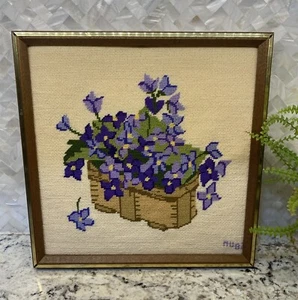 Schönes Vintage Kreuzstich Bild Blumen lila 12x12 Korb LESEN - Bild 1 von 12