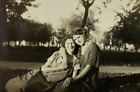 Zwei Frauen umarmende & haltende Hände sitzen auf Gras B&W Foto 2,5 x 3,5