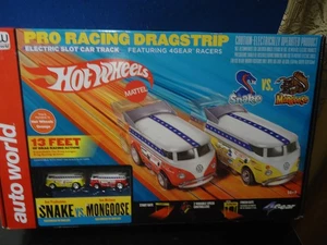 AUTO WORLD Hot Wheels *SNAKE V.S. MONGOOSE* VW BUS DRAG STRIP SET NEW SEALED - Picture 1 of 7