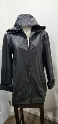Abrigo de Lluvia Forrado con Capucha Negro Diseño Utex Unisex Talla L Bolsillos Usado en Excelente Condición  Foto 1 de 4
