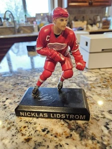 NHL Red Wings Nicklas Lidstrom Statue - Little Caesars Arena Exclusive No Stick - Bild 1 von 3