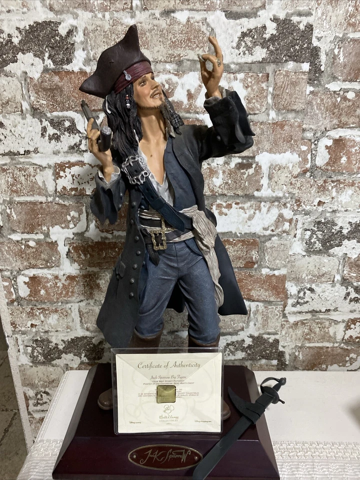 Jack Sparrow Piratas del Caribe Disney Cofre del Hombre Muerto GRAN Figura (RARO) Foto 1 de 4